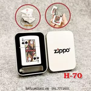 BẬT LỬA ZIPPO 2 MẶT HÌNH LÁ BÀI "ĐẦM BÍCH" (HỘP THIẾC KÈM XĂNG) H-70