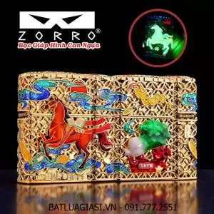 BẬT LỬA ZIPPO ZORRO BỌC GIÁP HÌNH CON NGỰA DẠ QUANG PHÁT SÁNG (ZORRO THẾ HỆ 2 PHIÊN BẢN NĂM BÍNH NGỌ 2026) (FULLBOX) - (XÀI XĂNG) #VÀNG