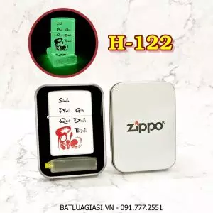 BẬT LỬA ZIPPO CHỮ PHÚC THƯ PHÁP "PHÚC SINH PHÚ QUÝ GIA ĐÌNH THỊNH" (DẠ QUANG HÚT ÁNH SÁNG) (HỘP THIẾC KÈM XĂNG) H-122