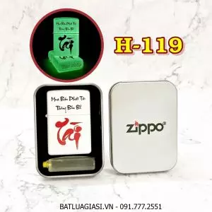 BẬT LỬA ZIPPO CHỮ TÀI THƯ PHÁP "MUA BÁN PHÁT TÀI THÔNG BỐN BỂ" (DẠ QUANG HÚT ÁNH SÁNG) (HỘP THIẾC KÈM XĂNG) H-119